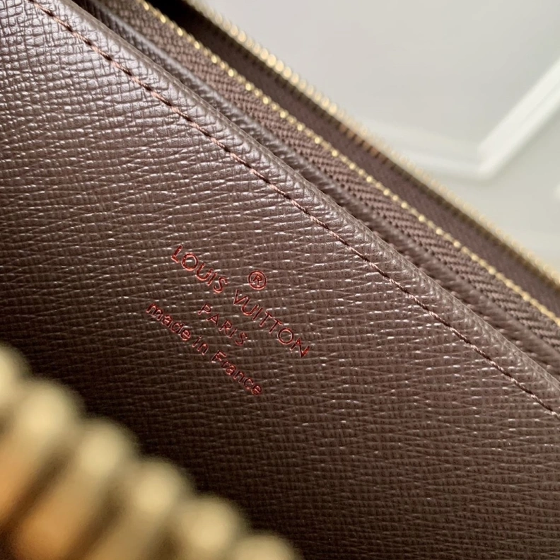 LV Wallets 4048I-0197