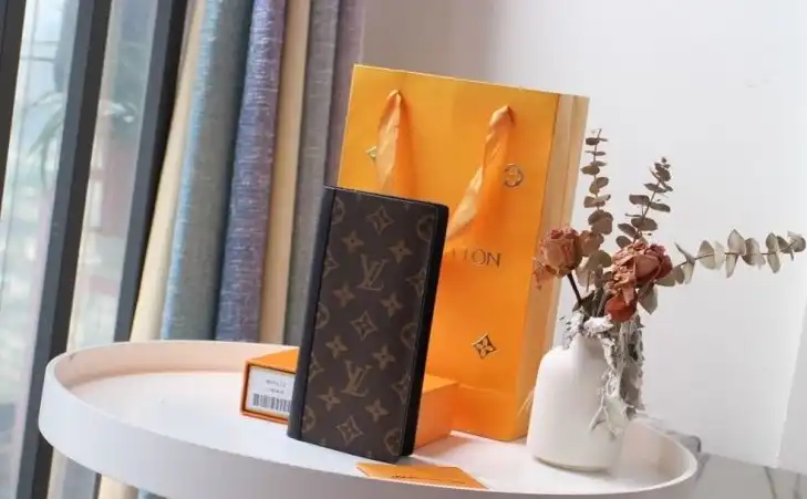 LV Wallets 4178G-0017