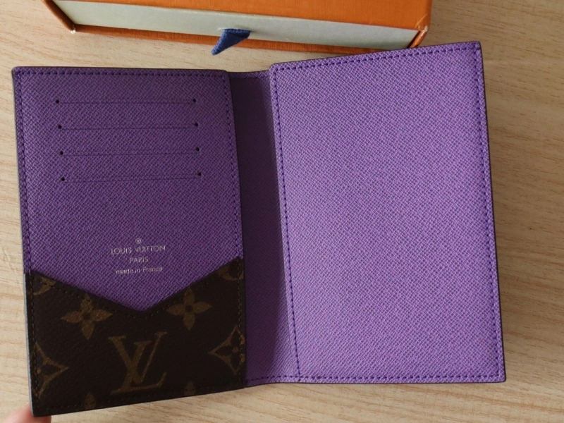 LV Wallets 4192A-0039