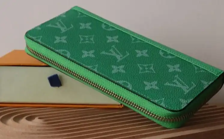 LV Wallets 4192D-0116