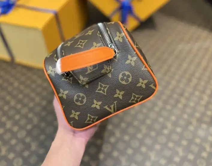 LV Cosmetic Bags 4206A-0370