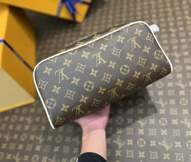 LV Cosmetic Bags 4206A-0373