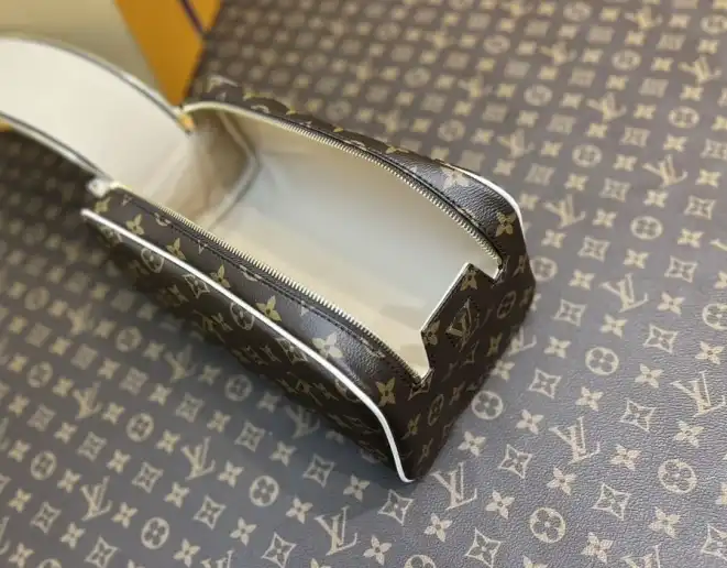 LV Cosmetic Bags 4206A-0373