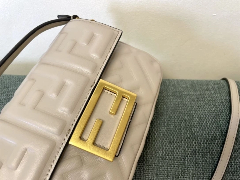 F**di baguette bags 4222c-0291