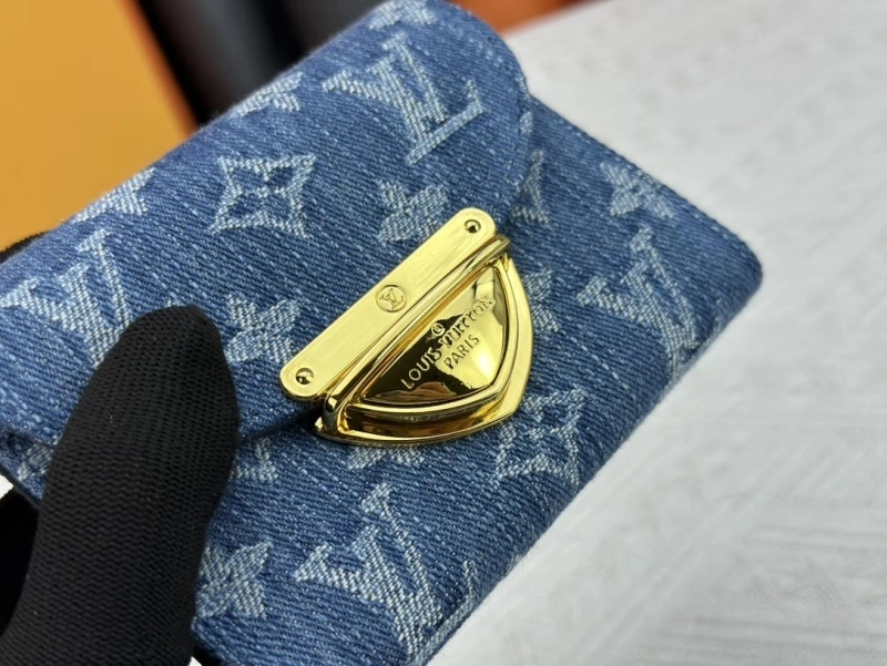 LV Wallets 4233G-0418