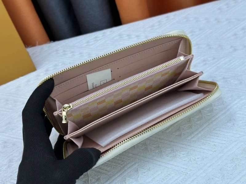 LV Wallets 4233G-0569