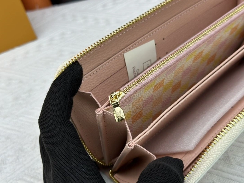 LV Wallets 4233G-0569