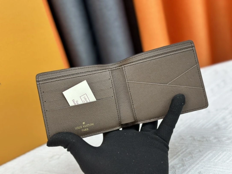 LV Wallets 4233H-0495