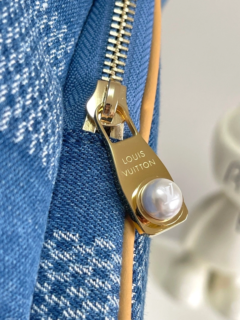 LV Backpacks 4233H-0952