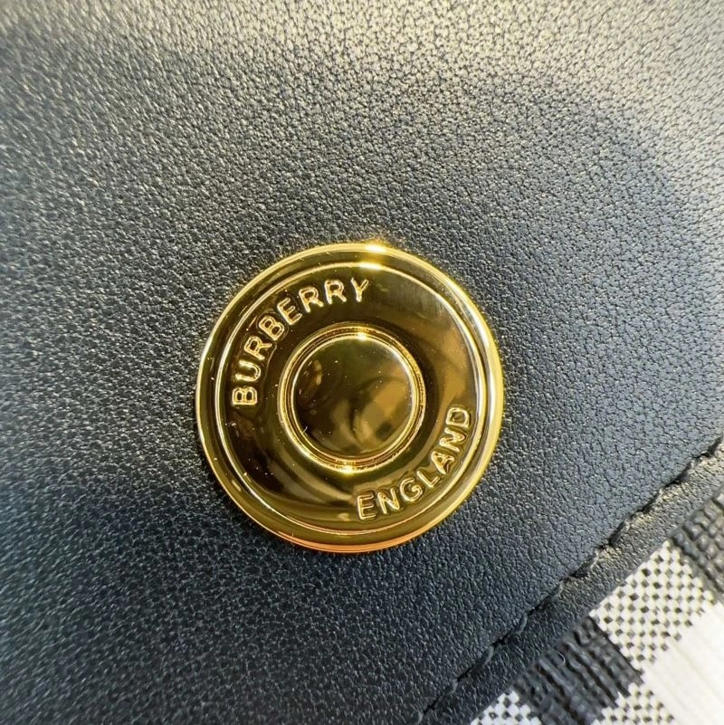 Bv*b*rry wallets 4237c-0066